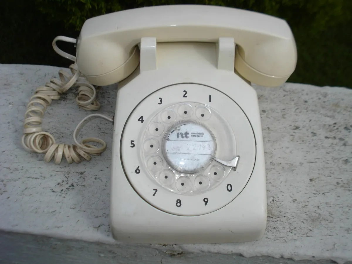 VINTAGE FINGER DIAL ROTARY PHONE. - Image 3