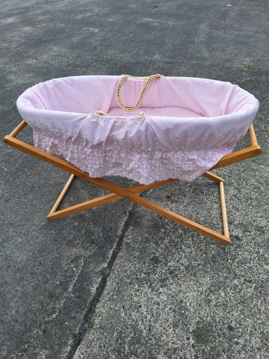 Beautiful moses basket - Image 1