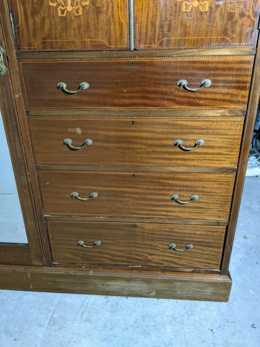 Mahogany wardrobe with attractive inlay - Image 2