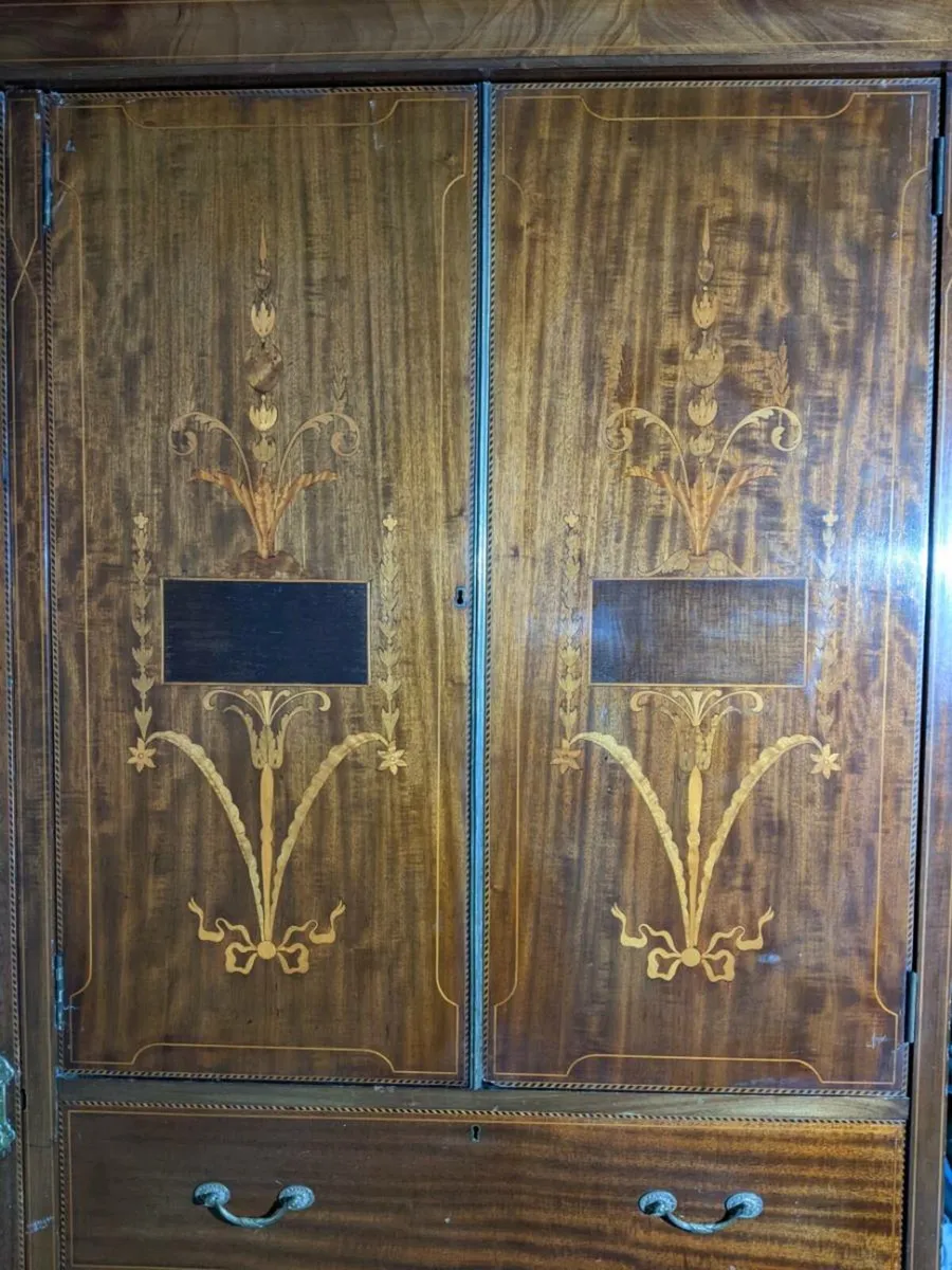 Mahogany wardrobe with attractive inlay - Image 4