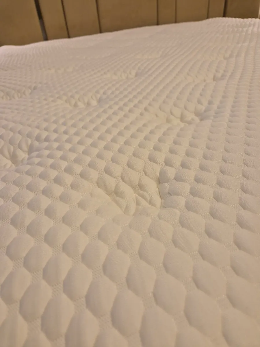 Luxury pillow top 2000 pocket sprung mattress •	Me - Image 2