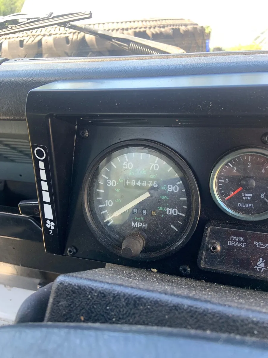 Land Rover Defender 1993 - Image 2