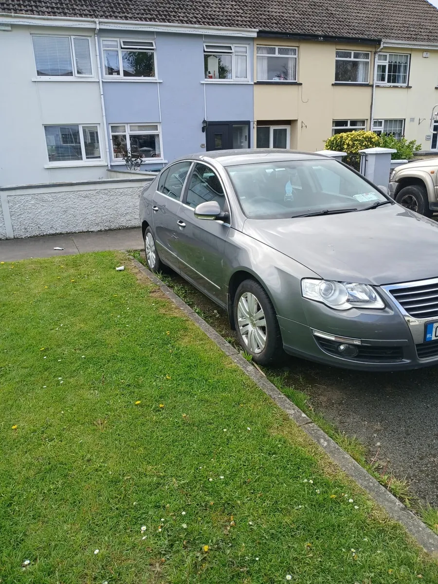 Volkswagen Passat 2005 - Image 2