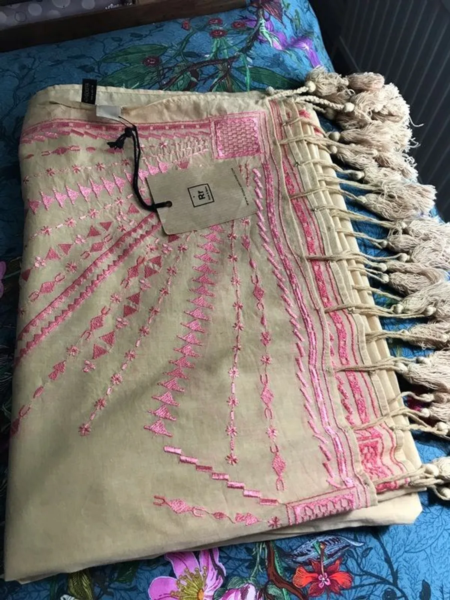 Rose-and-rose embroidered 100% cotton shawl. - Image 1