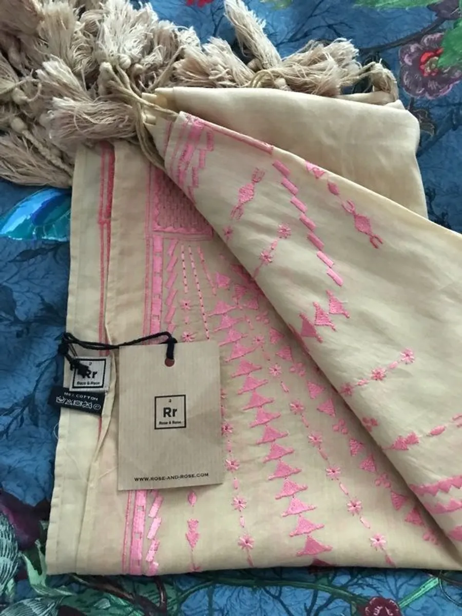 Rose-and-rose embroidered 100% cotton shawl. - Image 2