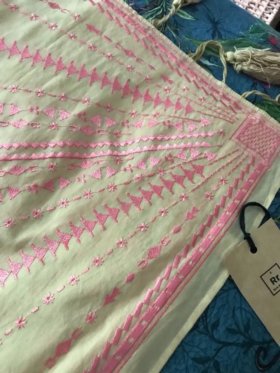 Rose-and-rose embroidered 100% cotton shawl. - Image 4