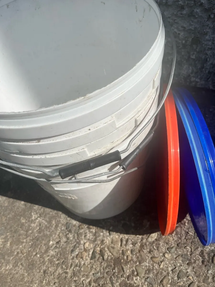 4 hard plastic buckets with lids - Image 1