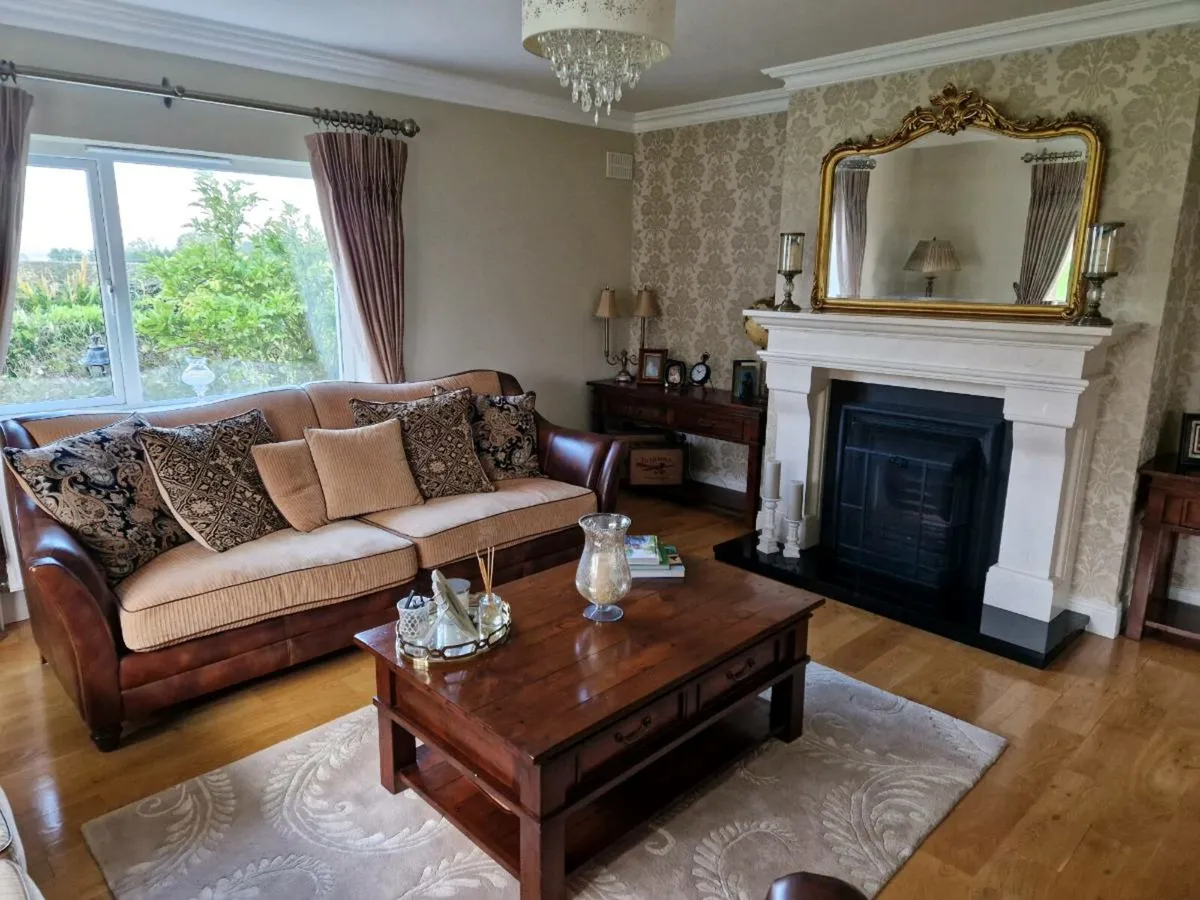 Living Room - Image 3