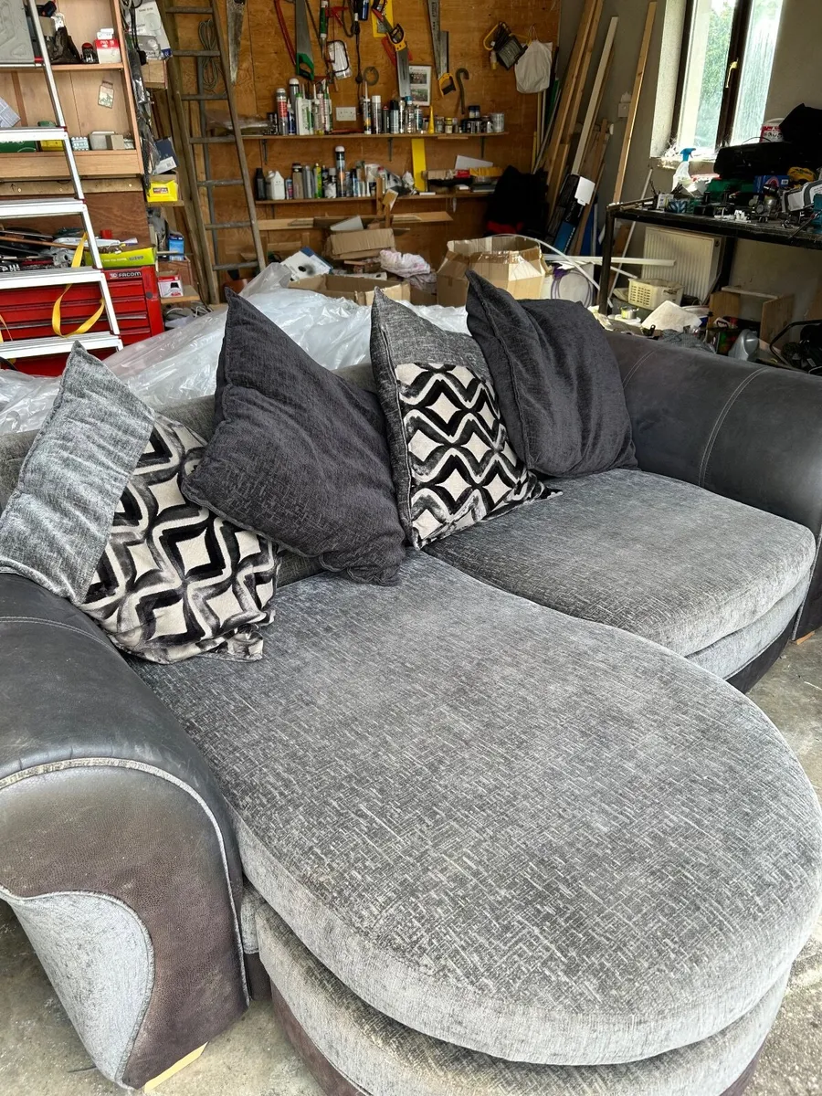 Couch - Image 2