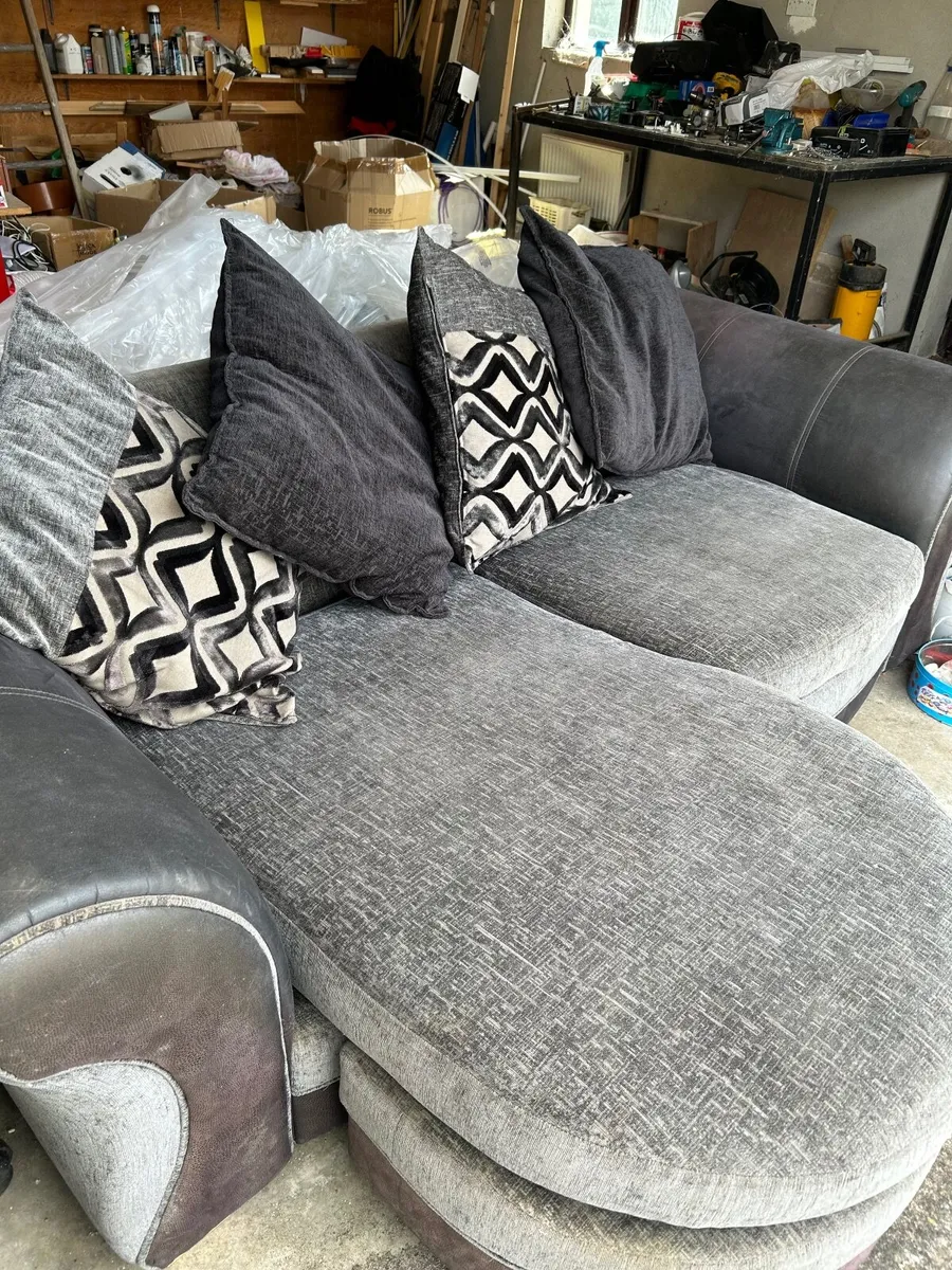 Couch - Image 4
