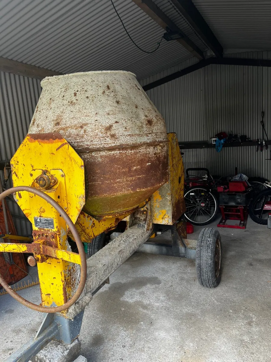 Deisel cement mixer and floats and rollers - Image 1