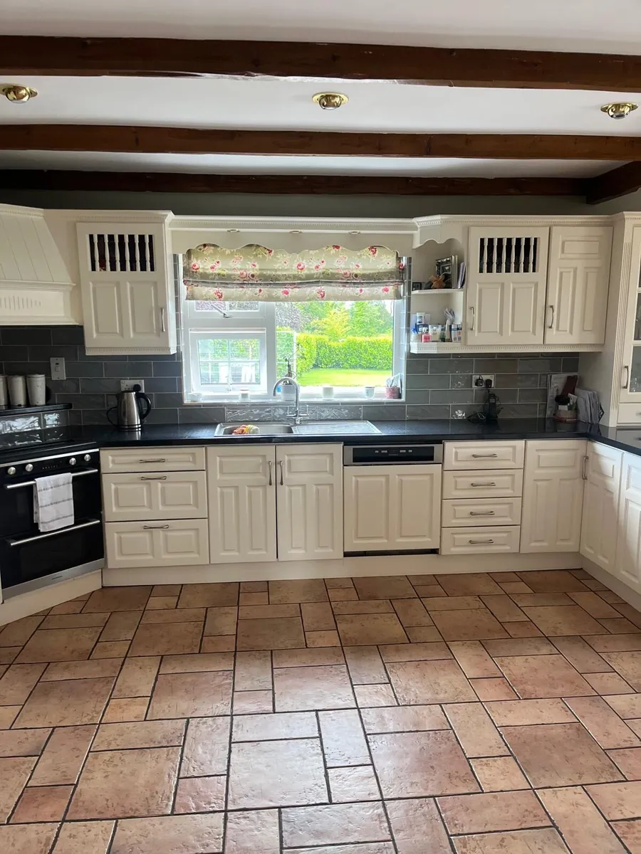 Kitchen and appliances - Image 1