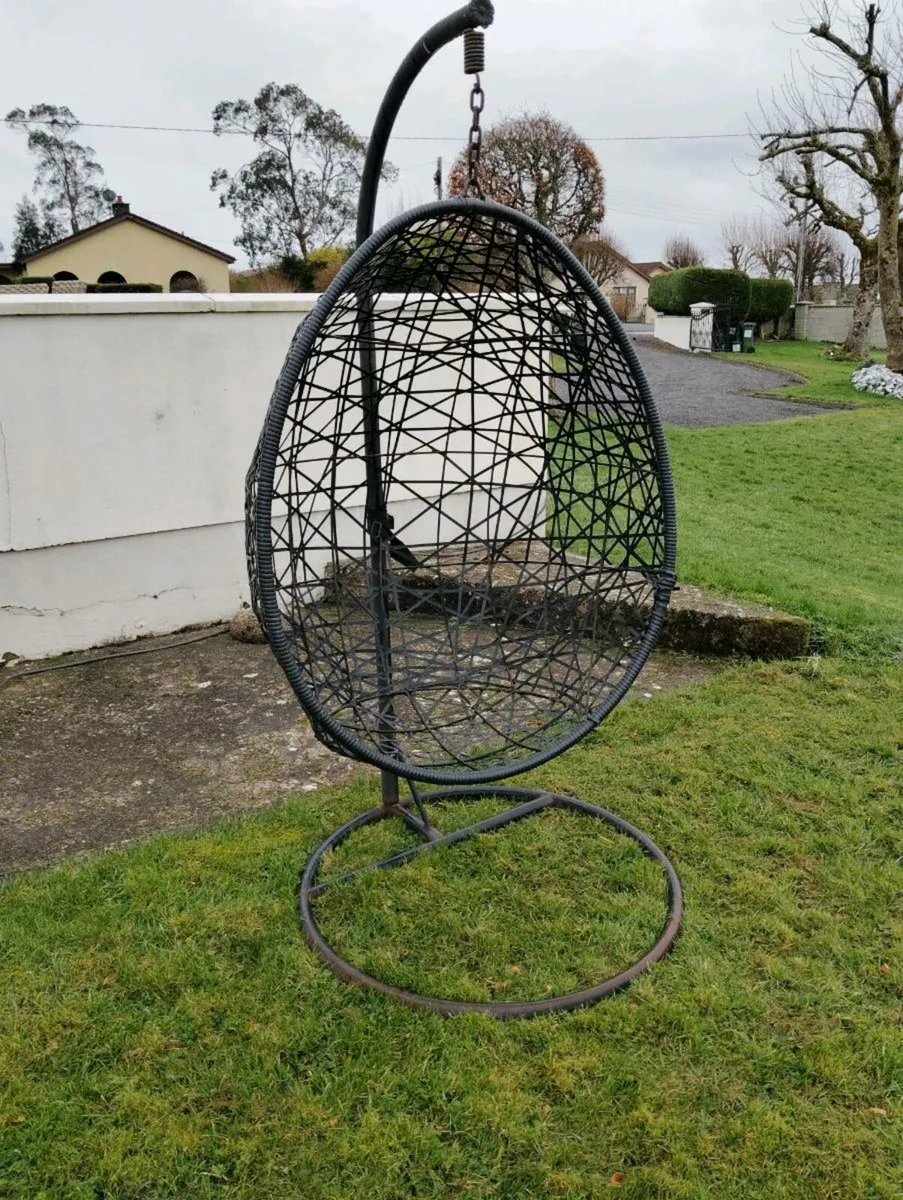 Hanging egg chair