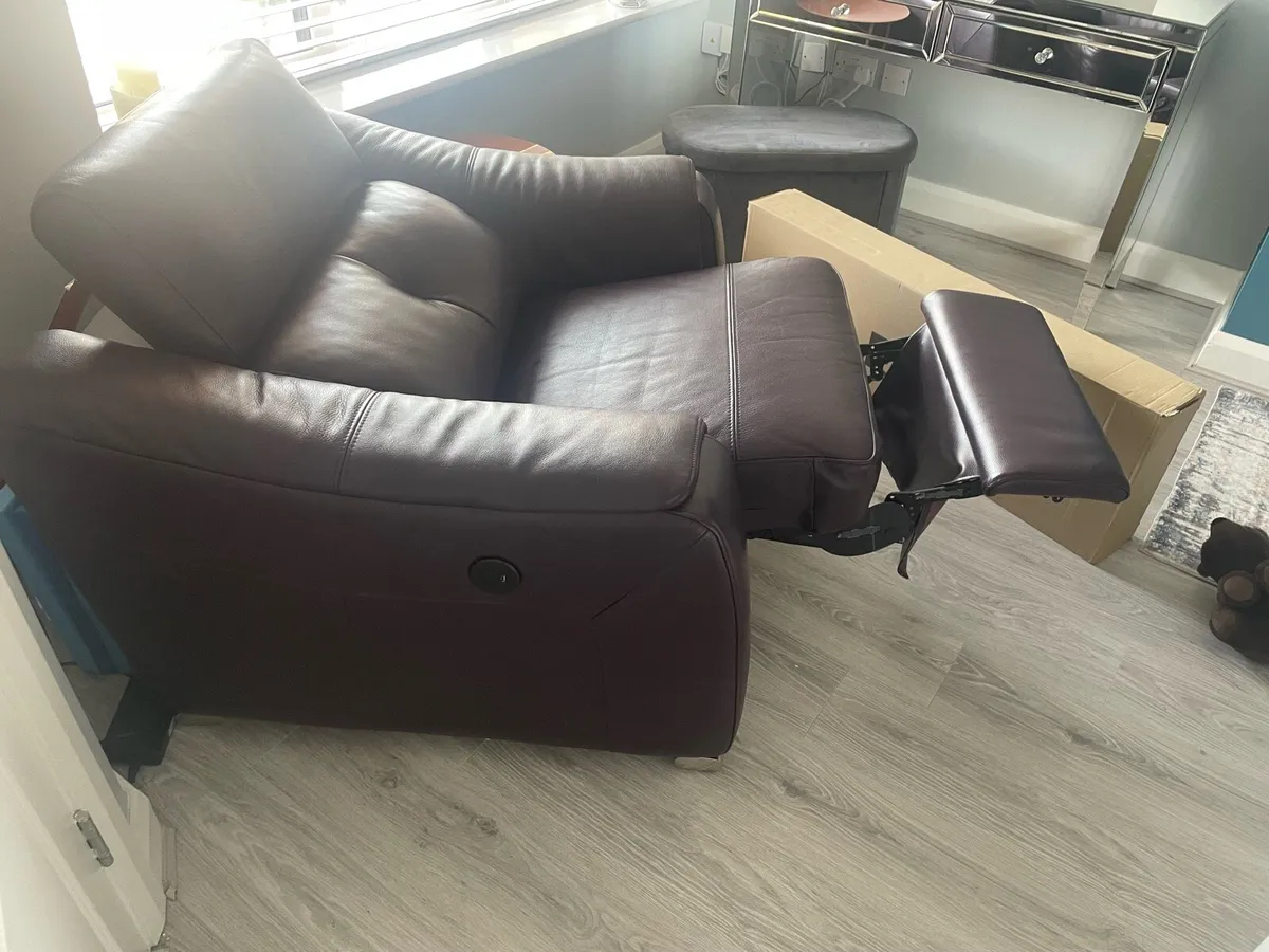 Recliner chair with USB port - Image 3