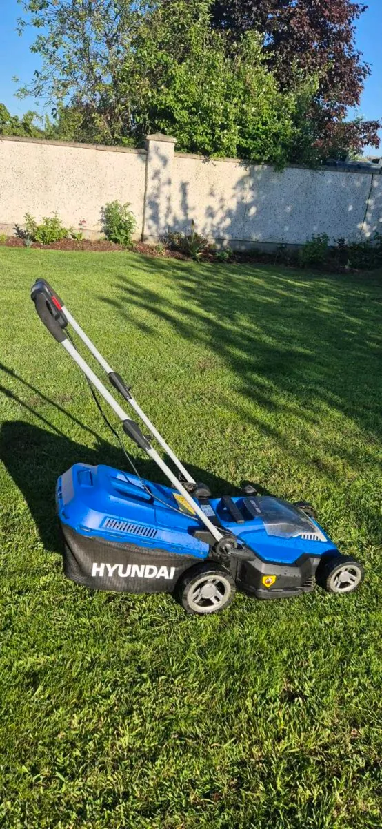 Hyundai cordless electric lawnmower - Image 1