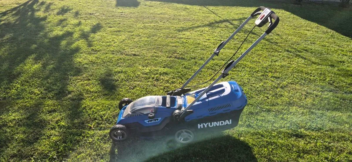 Hyundai cordless electric lawnmower - Image 2
