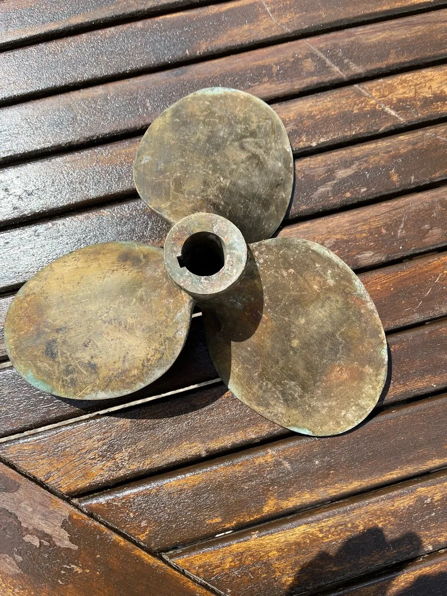 3 blade bronze propeller - Image 1