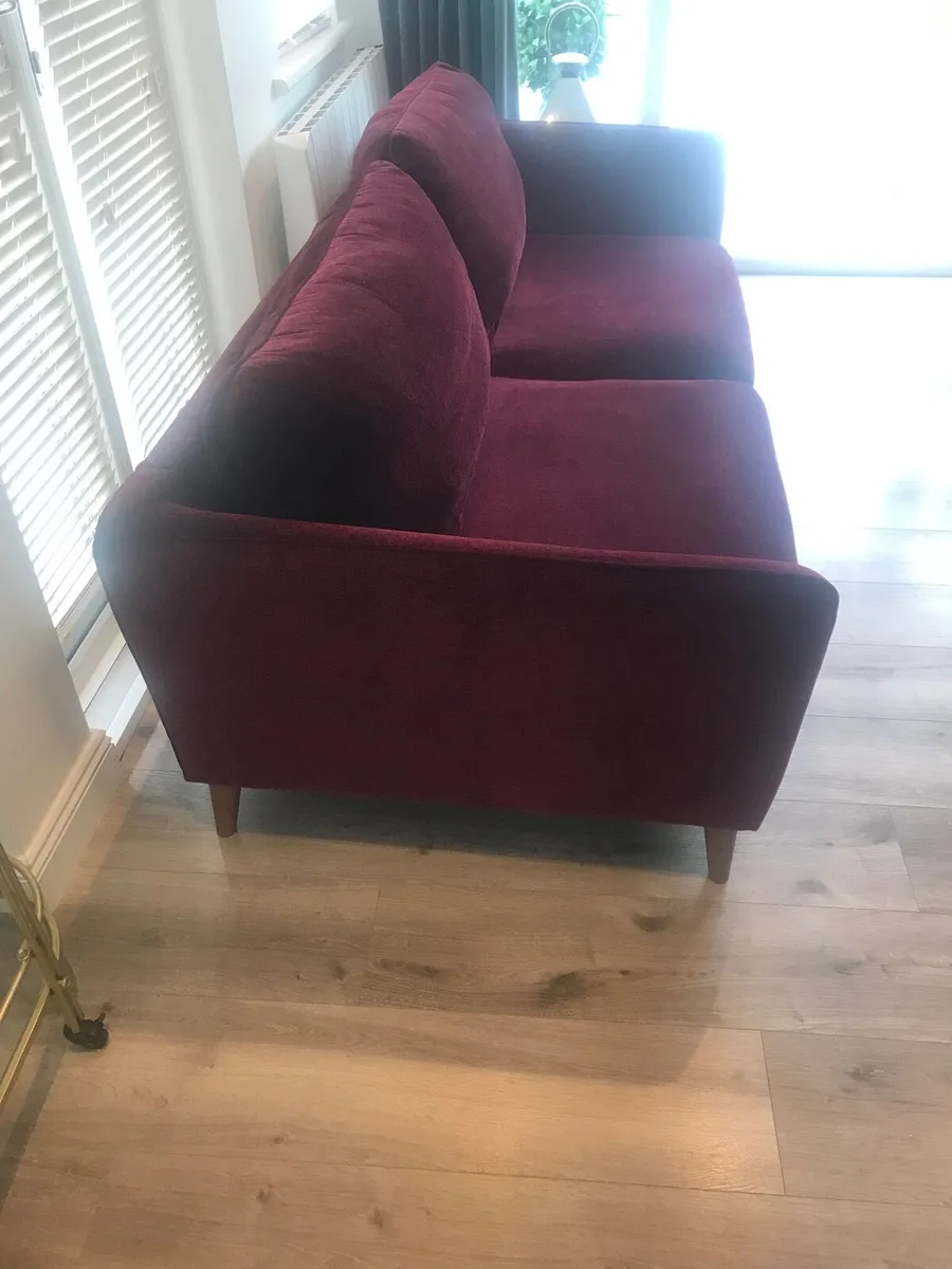 Stylish large couch - Image 1