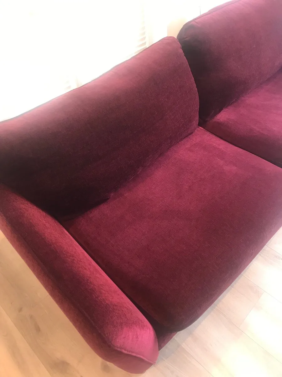 Stylish large couch - Image 4