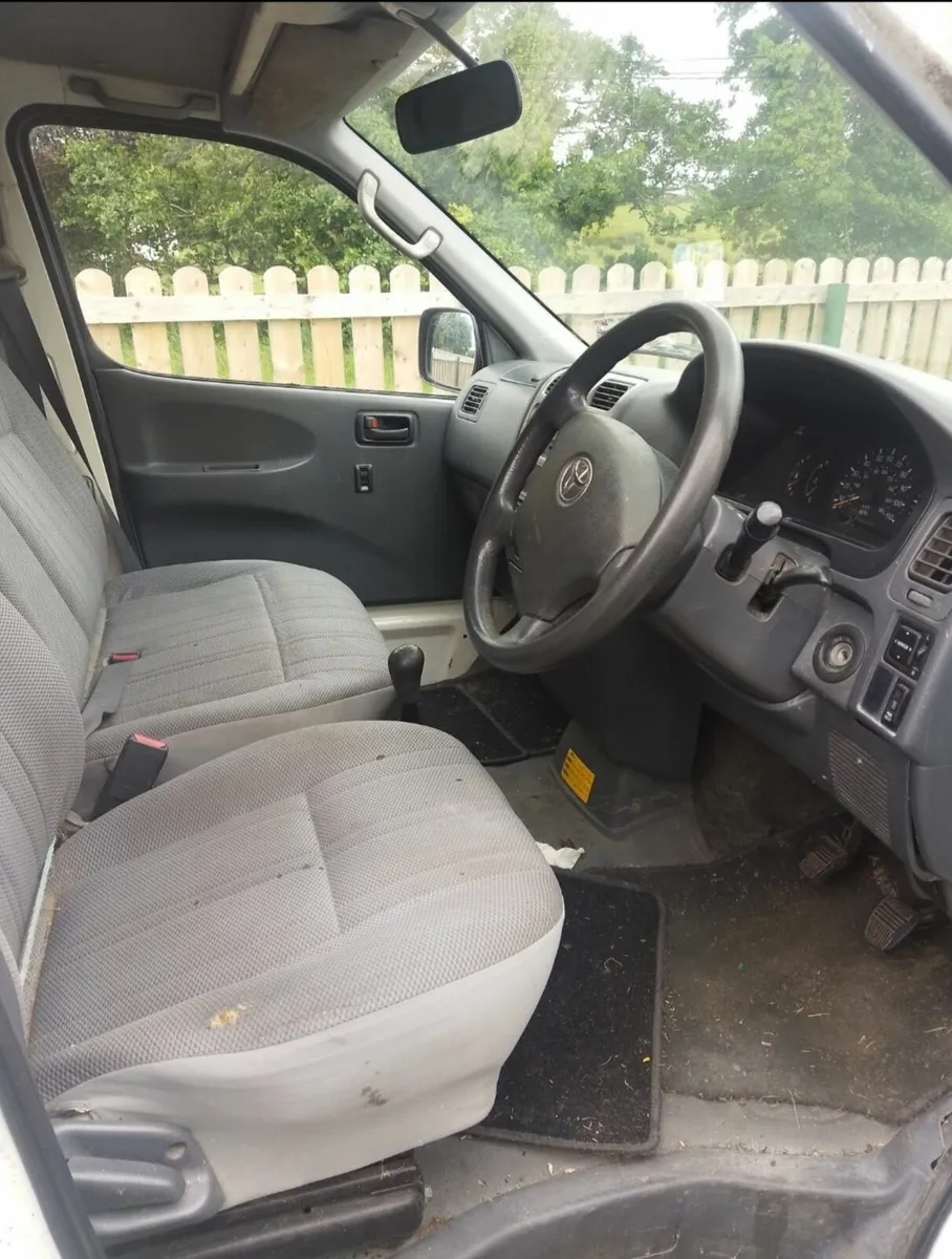 Toyota HiAce 2007 - Image 2