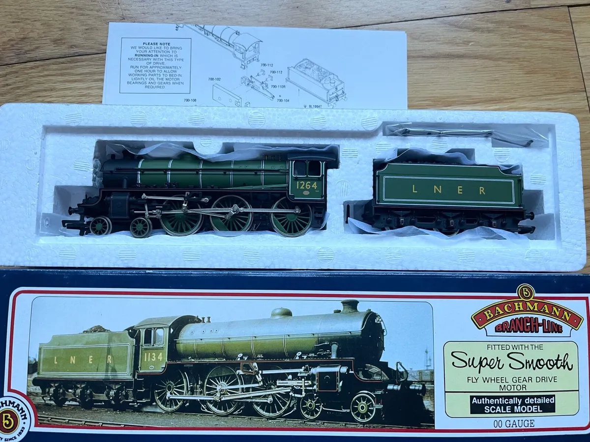 Bachmann LNER 4-6-0 Model Railways Steam Engine - Image 1