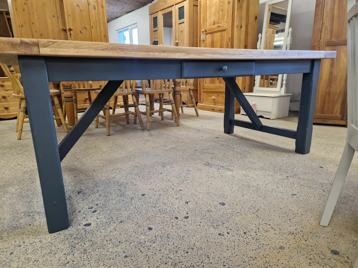 Large solid oak table, 6 chairs,  grey - Image 3