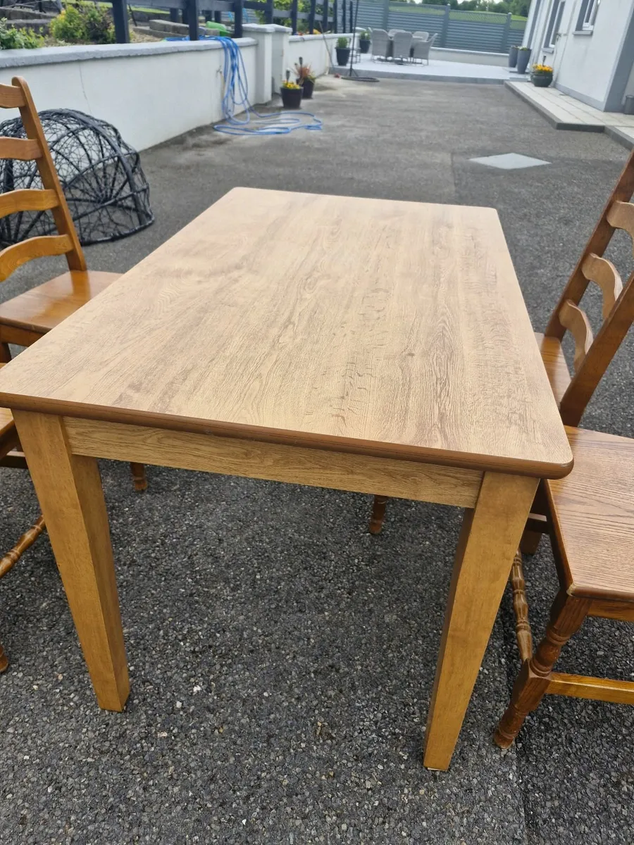 Table and chairs - Image 2