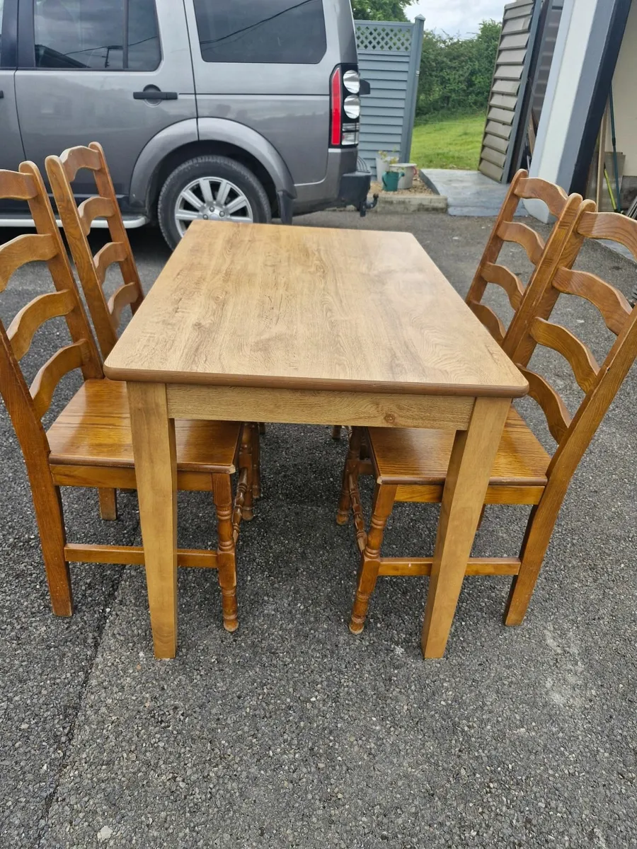 Table and chairs - Image 3