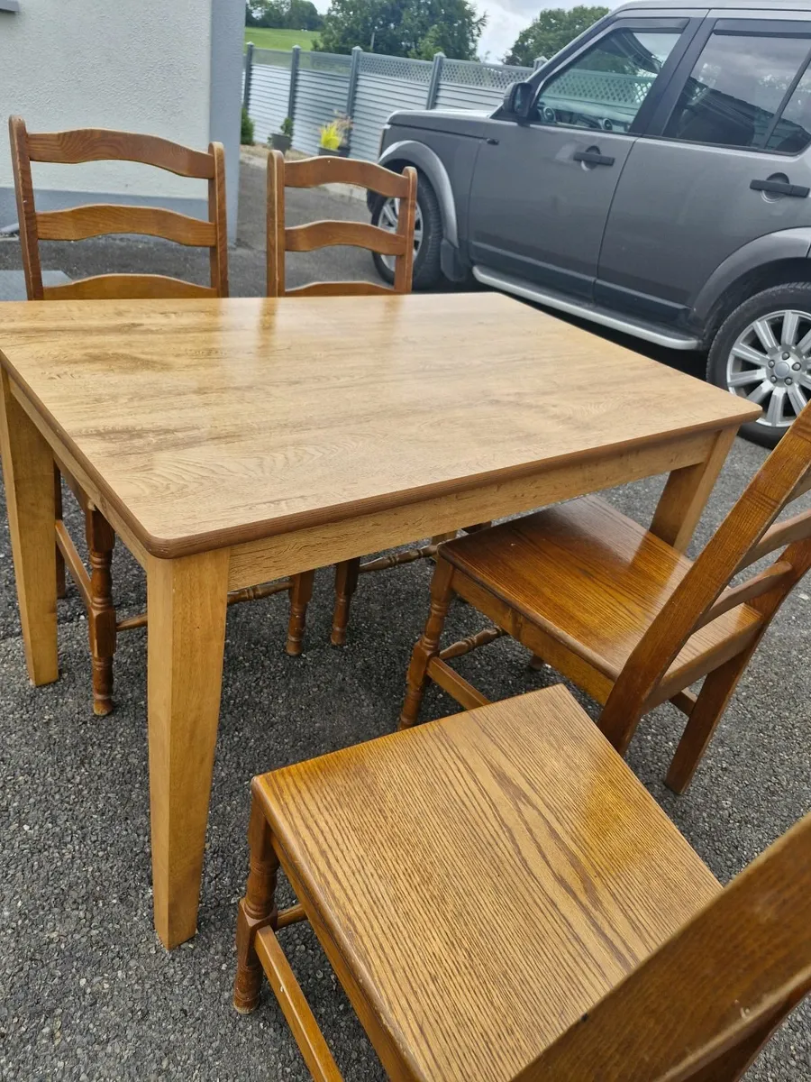 Table and chairs - Image 4