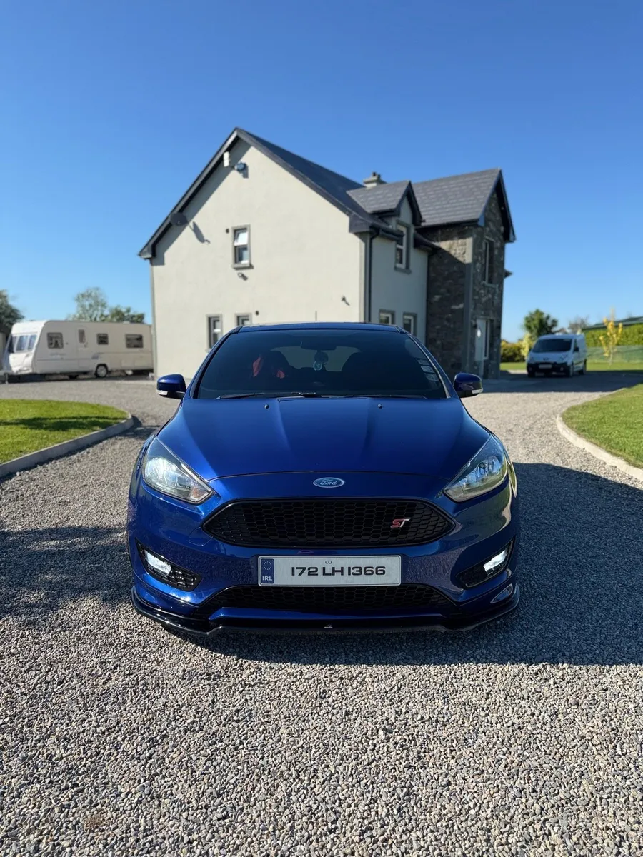 2017 Ford Focus ST-Line - Image 2