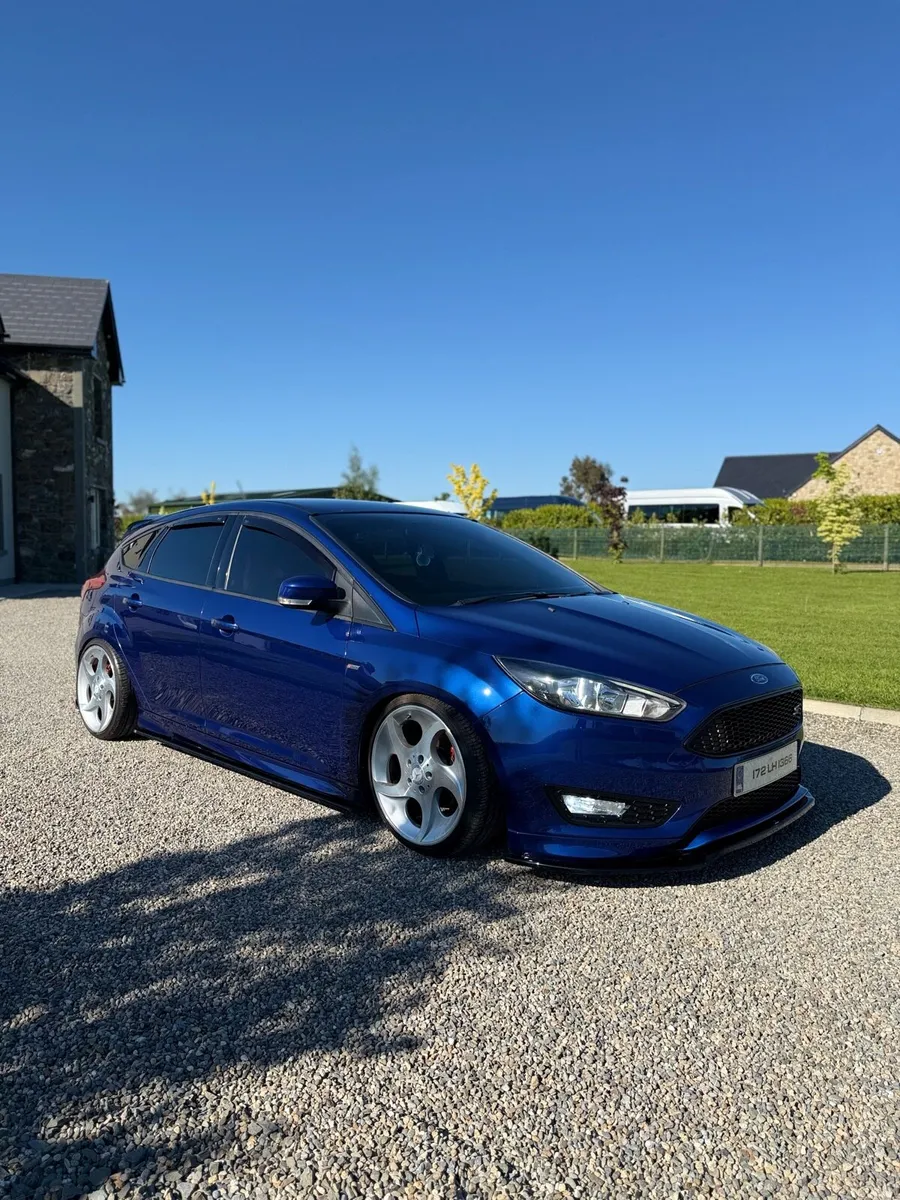 2017 Ford Focus ST-Line - Image 3