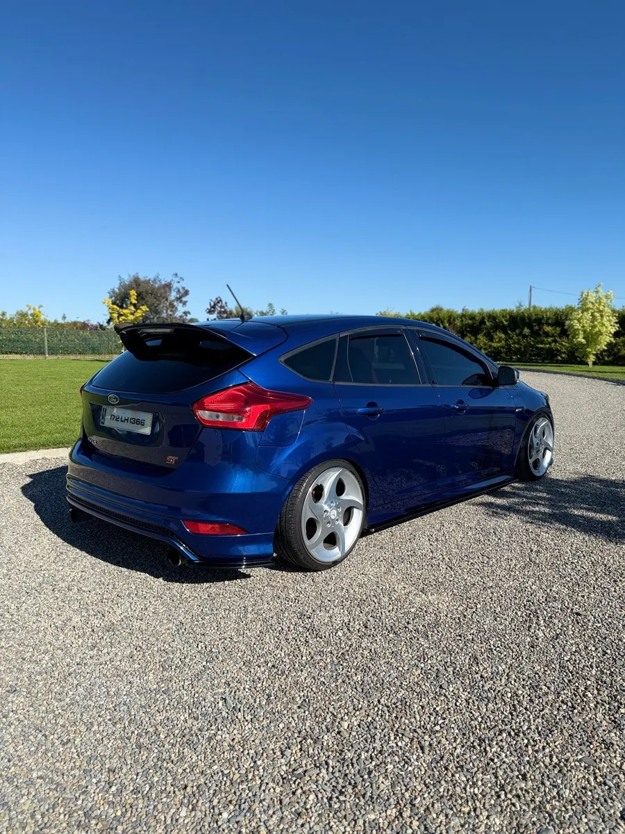 2017 Ford Focus ST-Line - Image 4