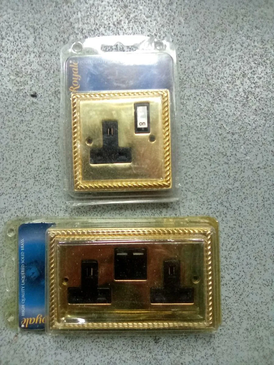 TWIN.  SWITCHED AND SINGLE SWITCHED BRASS SOCKETS - Image 1