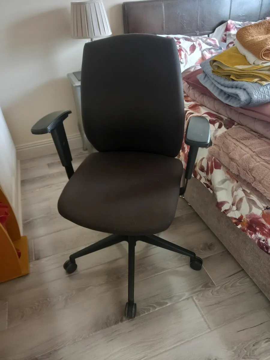 Office Chair / Coffee table - Image 3