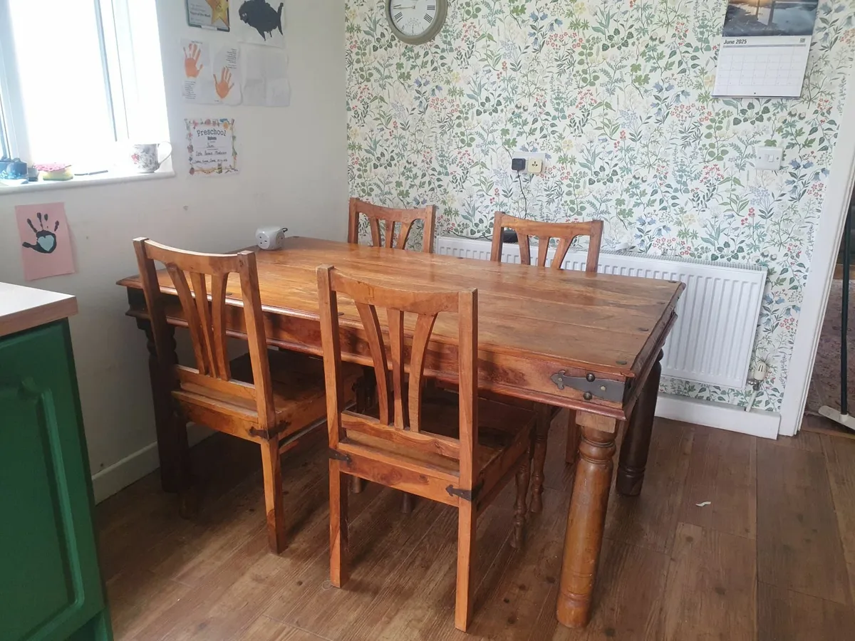 Table and chairs - Image 1