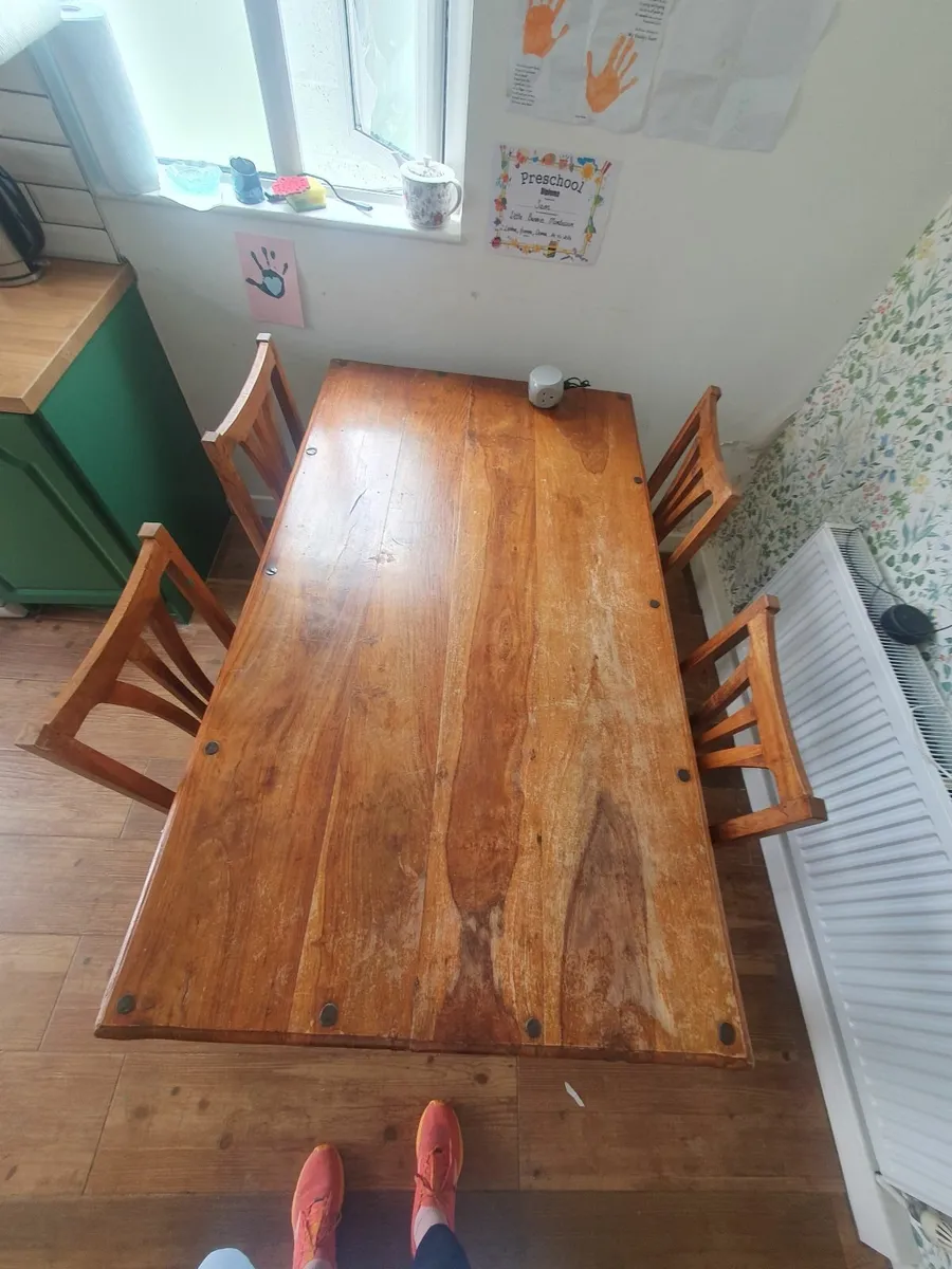 Table and chairs - Image 2