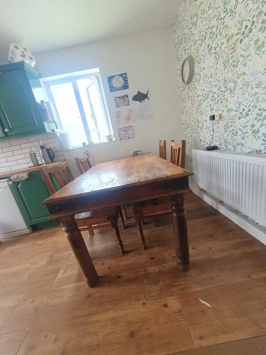 Table and chairs - Image 3