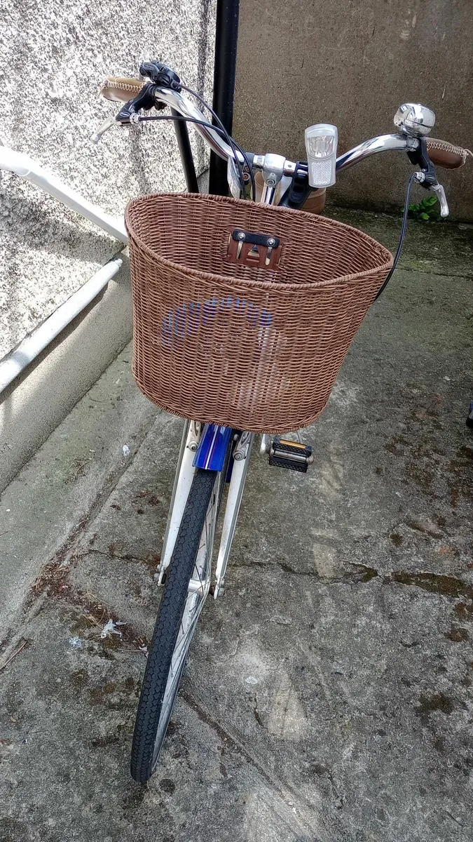 Ladies Bike with basket - Image 2