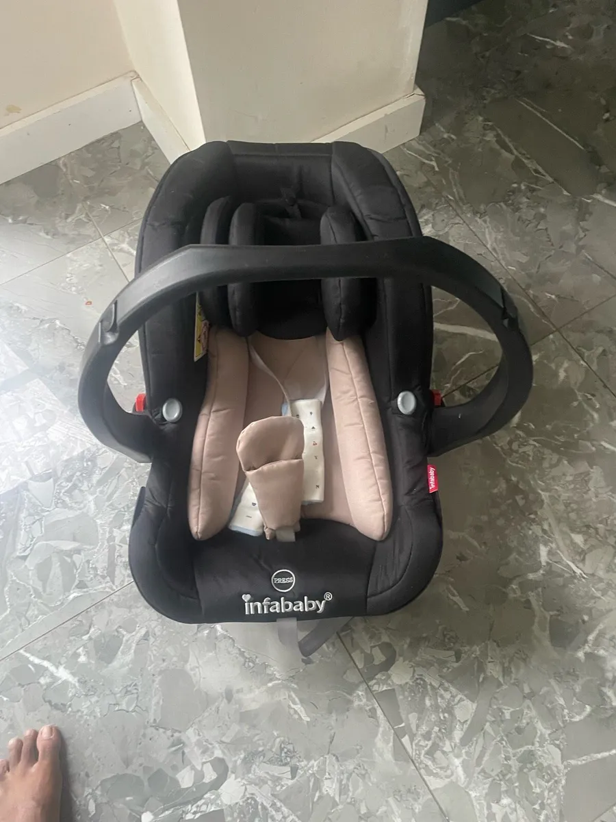 Baby seat with Isofix base - Image 1