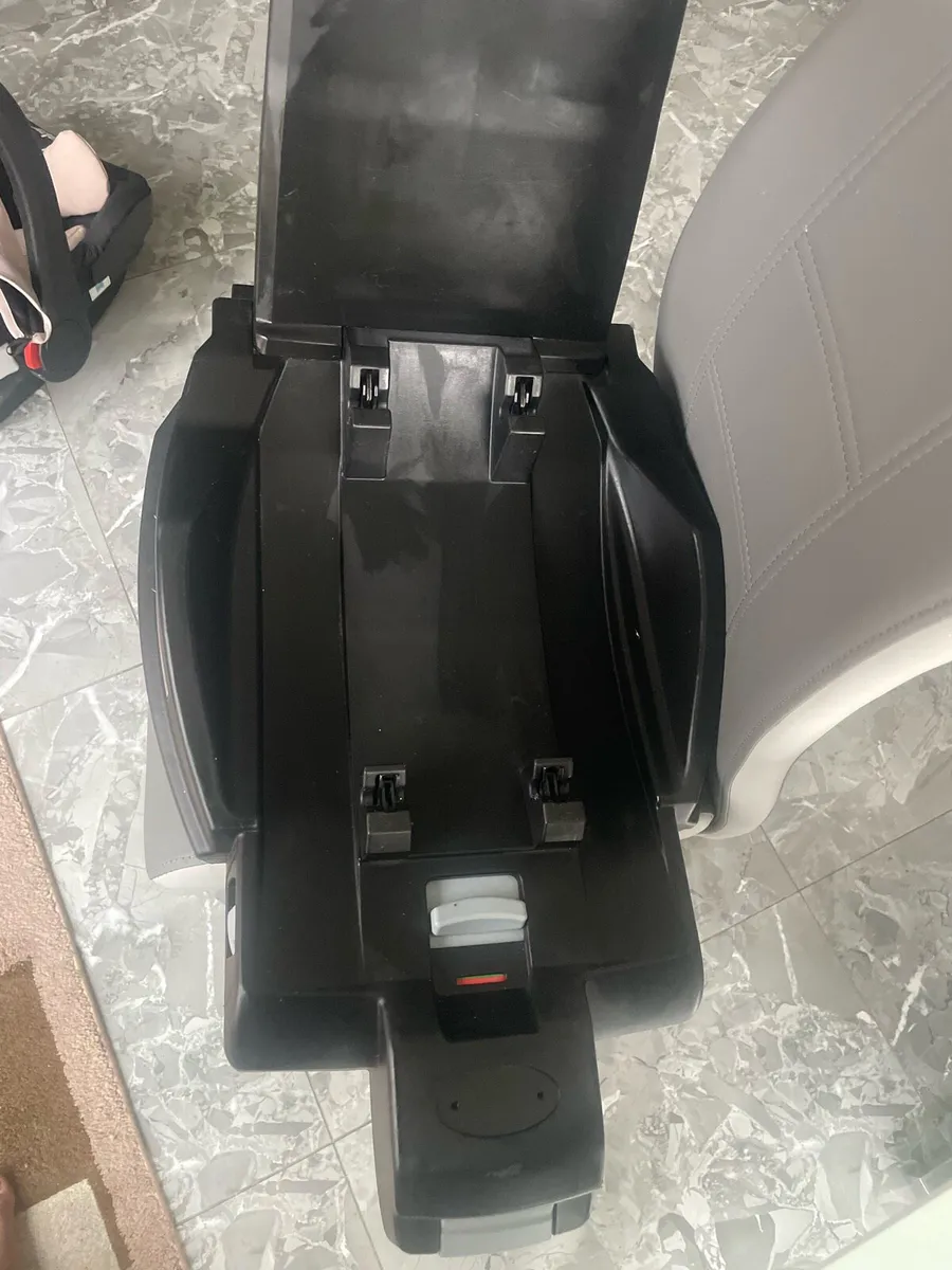 Baby seat with Isofix base - Image 3