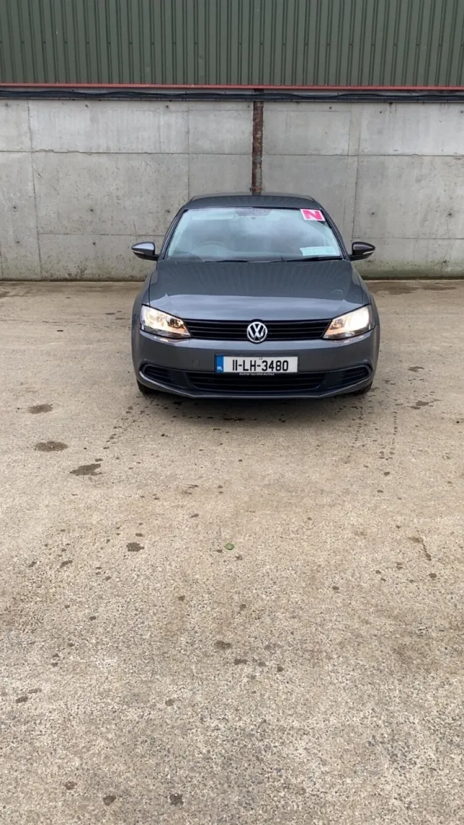 Volkswagen Jetta 2011 - Image 2