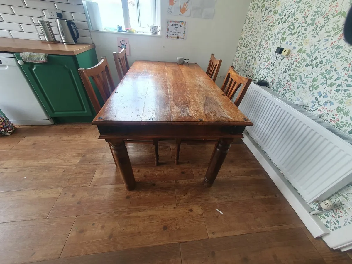 Table and chairs - Image 4