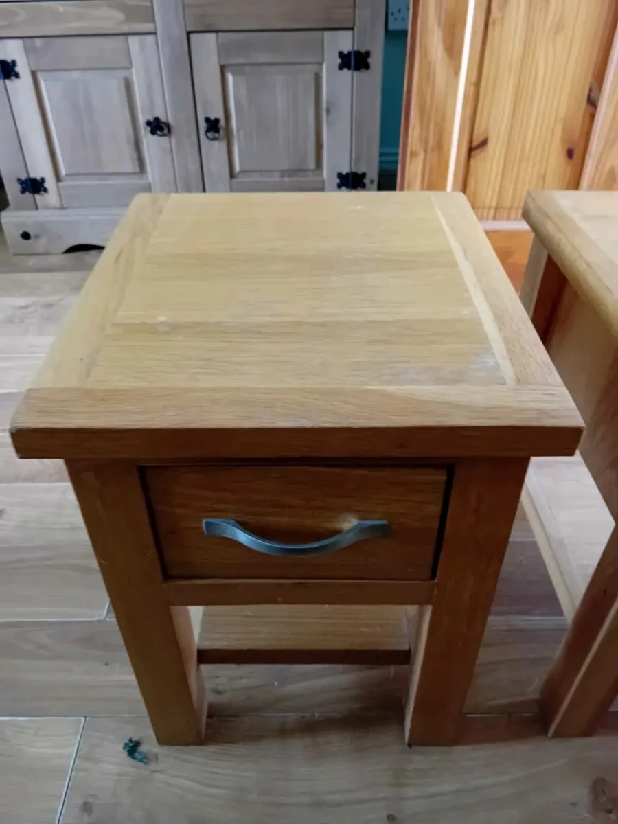 2 solid oak lamp tables - Image 1
