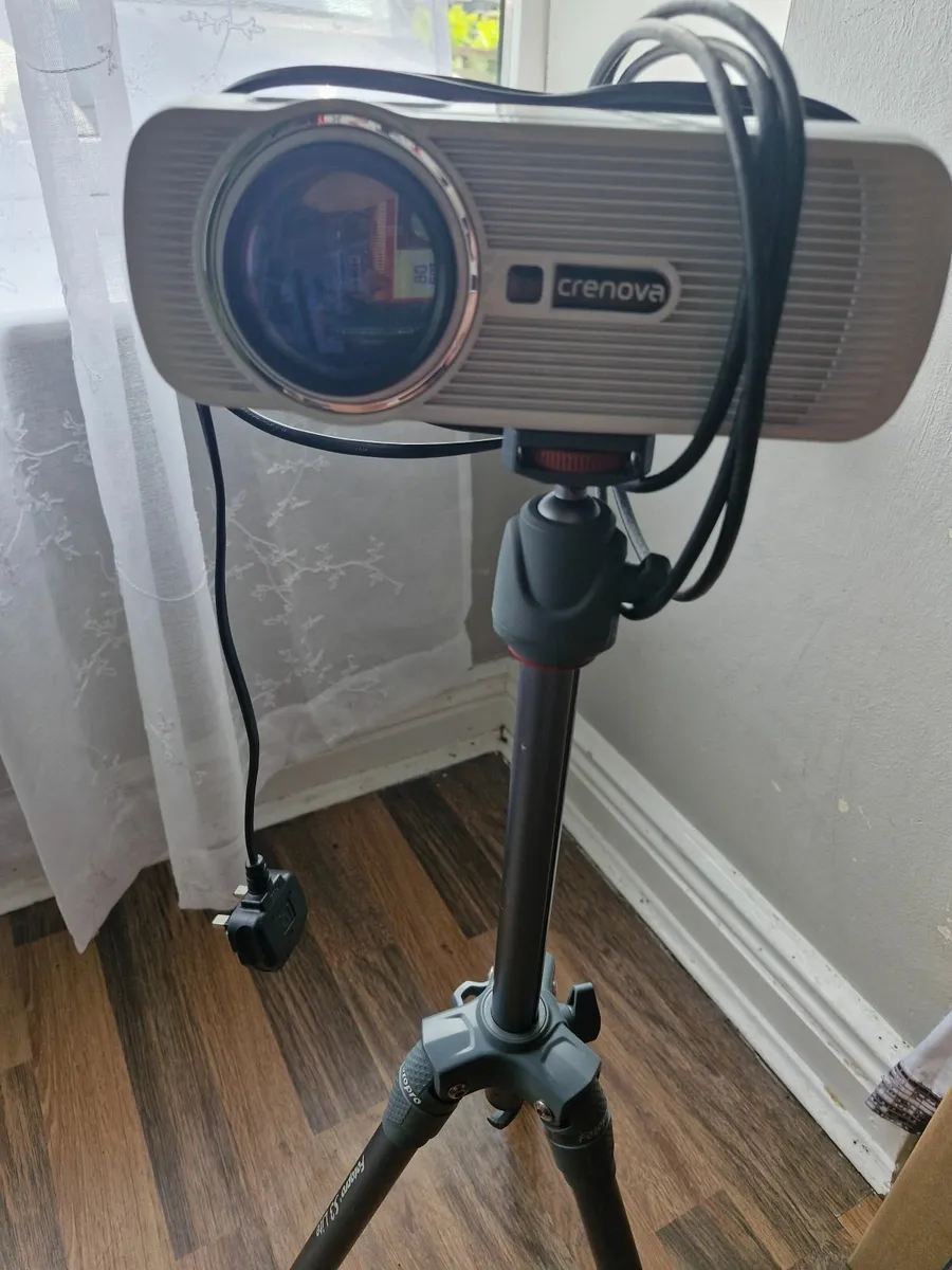 Projector + tripod + hdmi cable - Image 1