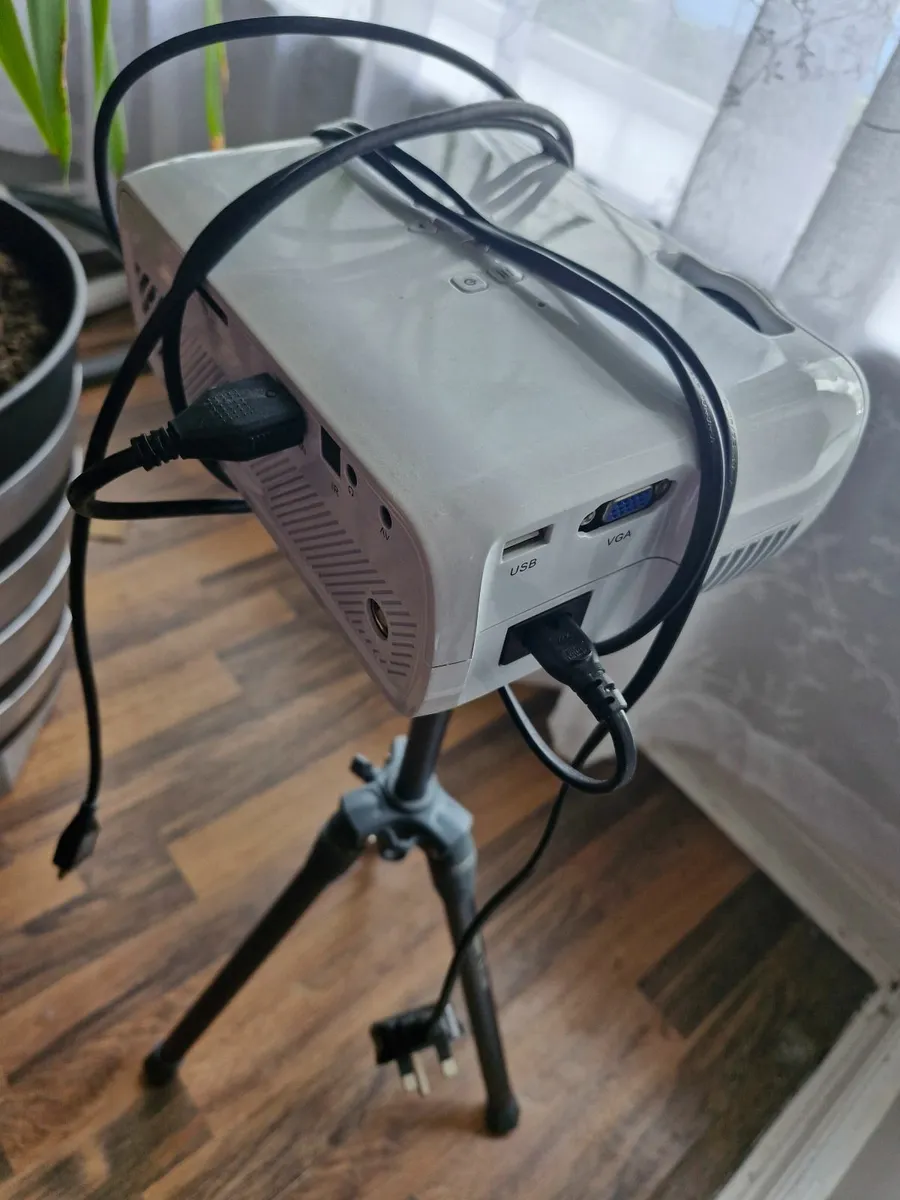 Projector + tripod + hdmi cable - Image 3