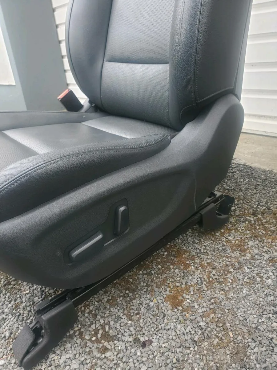 Full leather interior 2019 hyundai tuscon - Image 4