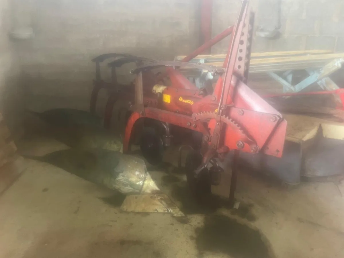 KVERNELAND 3 X 12" AUTO RESET PLOUGH - Image 1