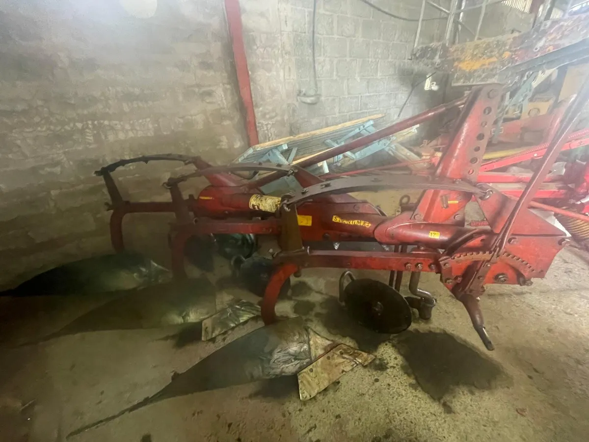KVERNELAND 3 X 12" AUTO RESET PLOUGH - Image 2