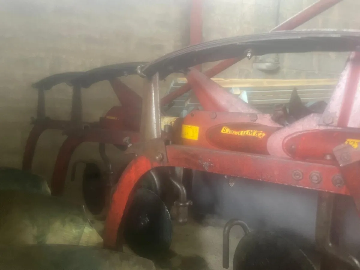 KVERNELAND 3 X 12" AUTO RESET PLOUGH - Image 4