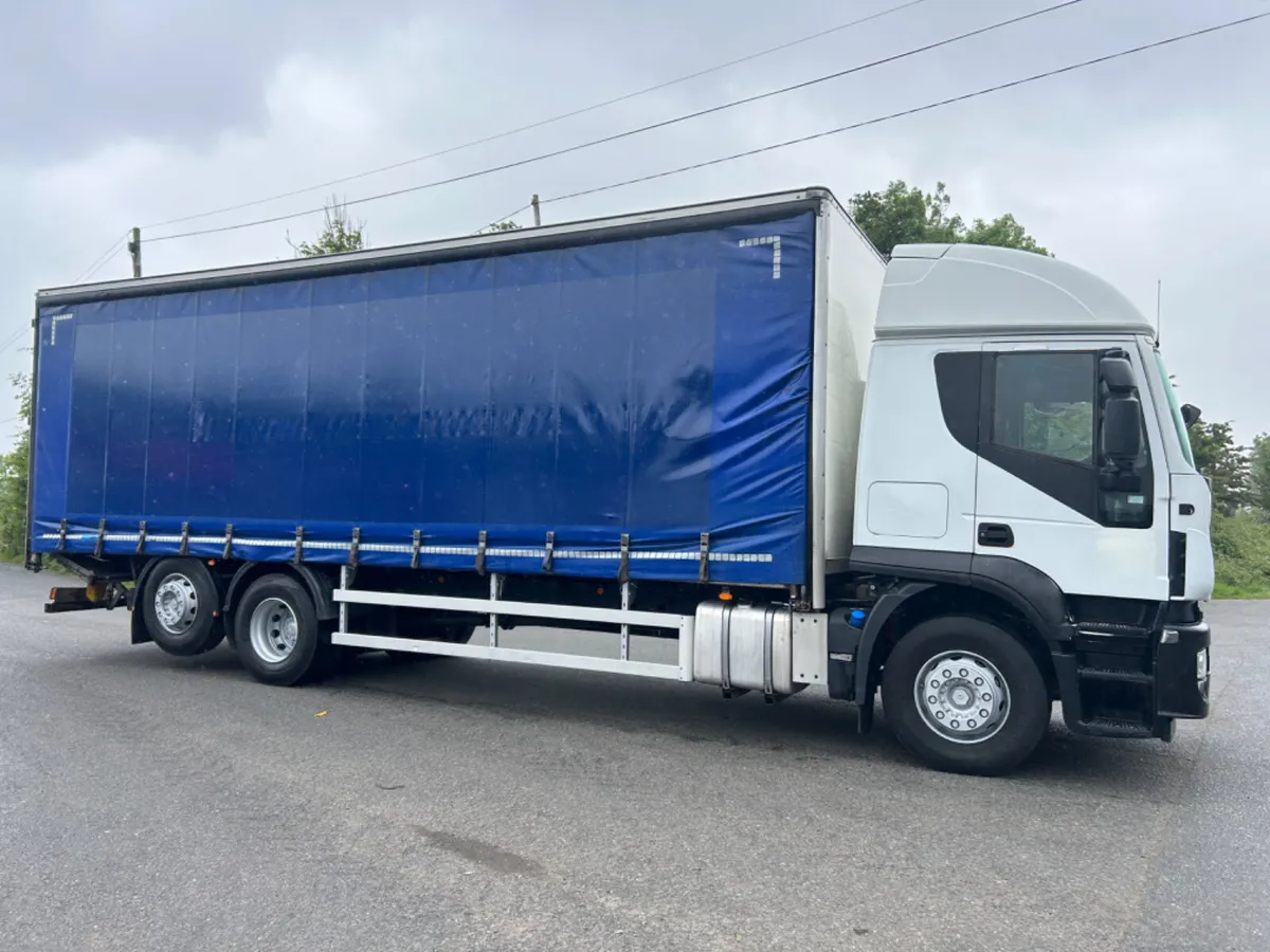 2017 iveco stralis 360 6x2 curtainsider - Image 4